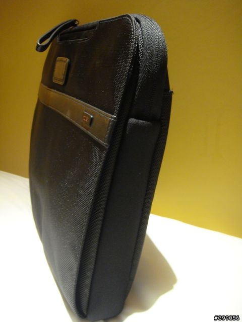 【開箱】兼具保護套和公事包功能：Tumi 26156 筆電保護套