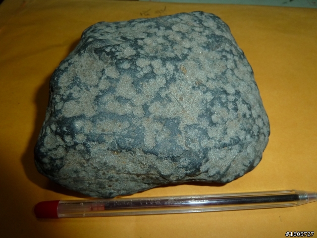 請問行家：這塊是什麼石頭？