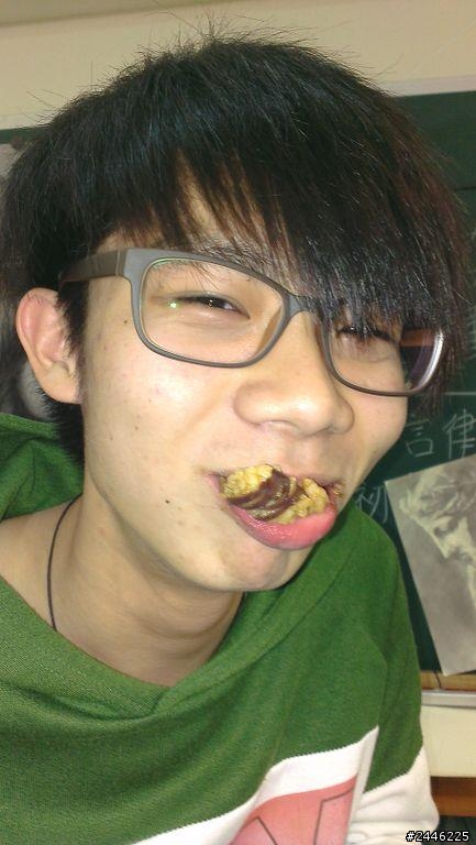 (好啦~我想被惡搞......)請求各位神人~ 我後製不夠強~我想修掉旁邊的人還有把肉肉的我修的跟我現在一樣瘦...