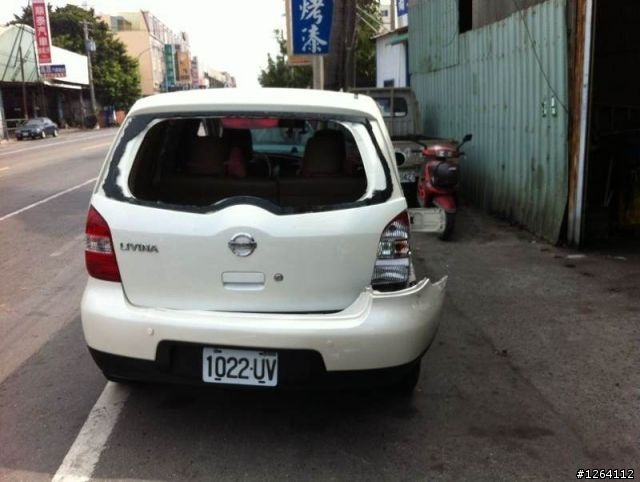 Livina被大卡車撞到 該修該賣？