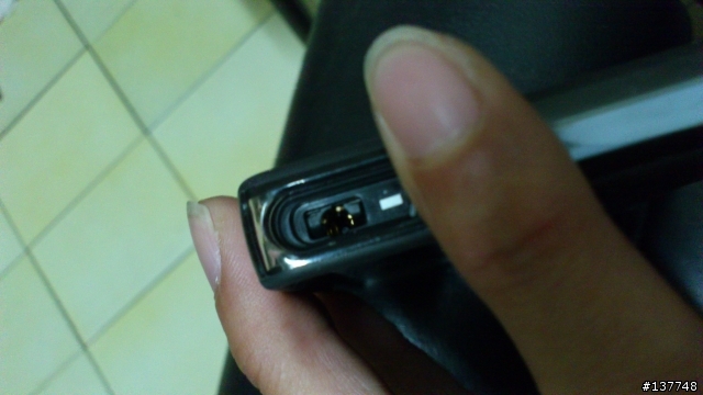 請問一下大家的Xperia Z耳機孔也是這樣嗎