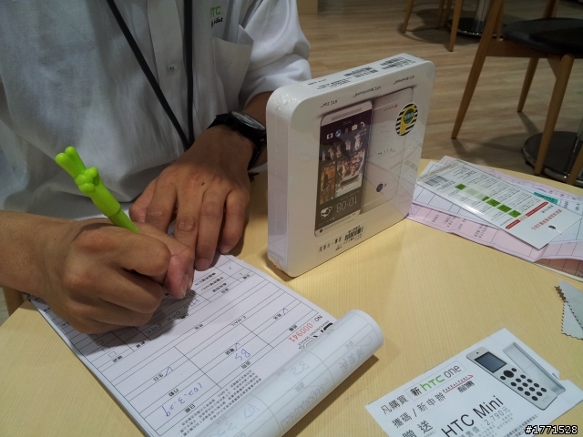 台中旗艦店開箱中