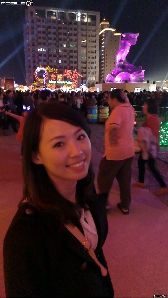 請幫我朋友把旁邊搔首弄姿的大叔P掉   感恩