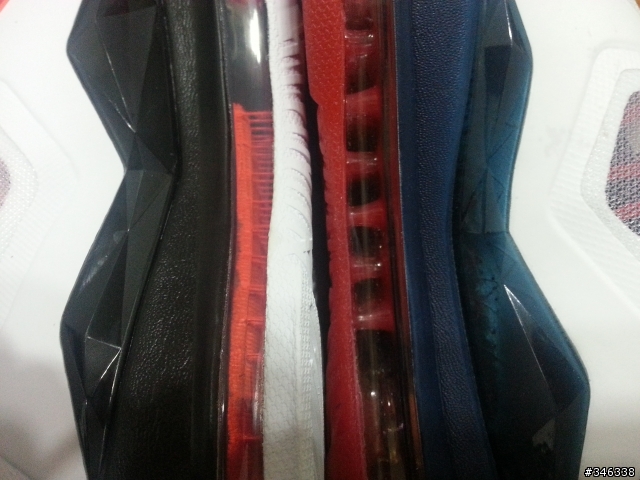 今天一早在公司踢到 Lebron X "home"  的箱子