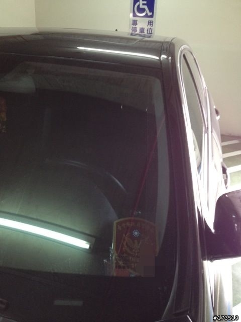 這輛bens的車主是在執行公務還是霸佔殘障車位呢？