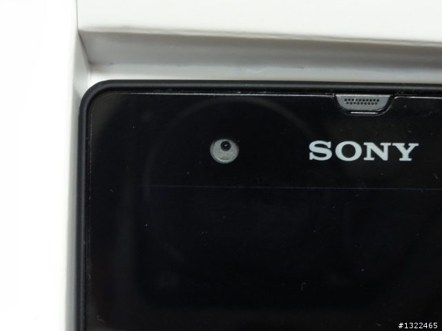 XPERIA Z前鏡頭與後鏡頭的位置 是否在正中間?  在下的鏡頭位置偏上方 這是正常的麼?
