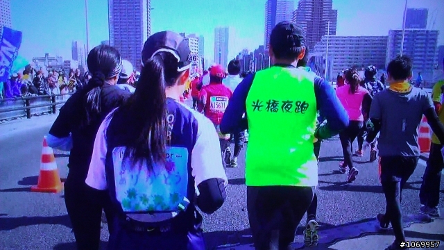 2013東京馬拉松 穿 光橋夜跑 的男跑友 請自取NHK影片
