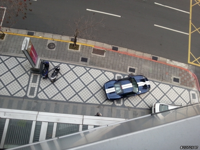 意外看到的...似乎是FORD GT....