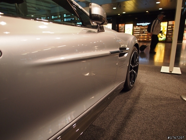 機場內的 2013 Vanquish