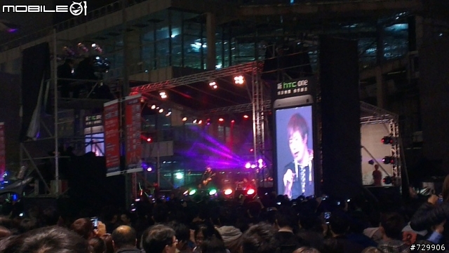 2013/3/7 晚上臺北信義新光三越廣場~五月天代言新 hTC One