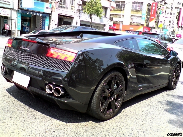 黑得發亮的小牛 LP560-4
