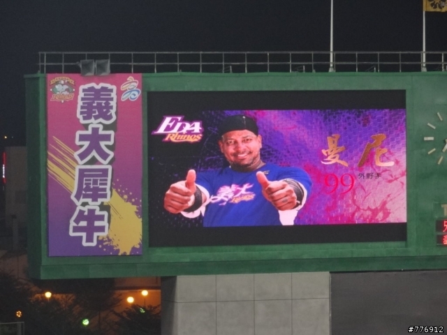 感覺在看一場秀!可以按個讚嗎?犀牛VS兄弟!