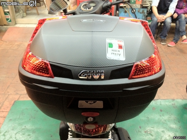[分享] 2010 新勁戰上 GIVI B37 及新勁戰專用後箱架！！！