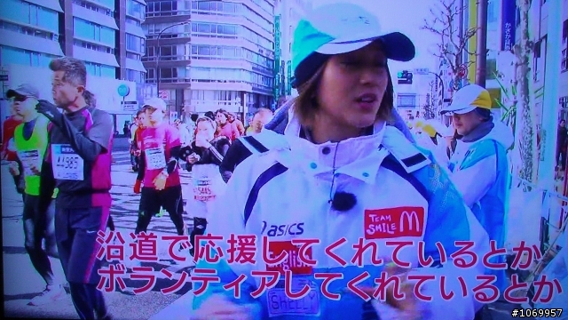 2013東京馬拉松 穿 光橋夜跑 的男跑友 請自取NHK影片