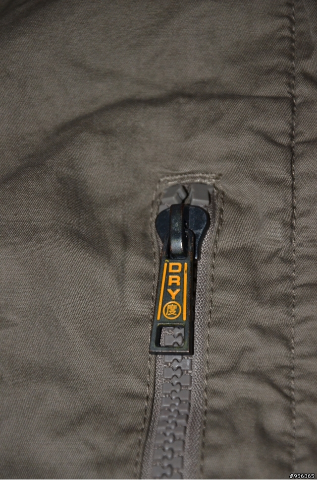 [問題]可以幫忙看看這是真的還是假的嗎?!(superdry)