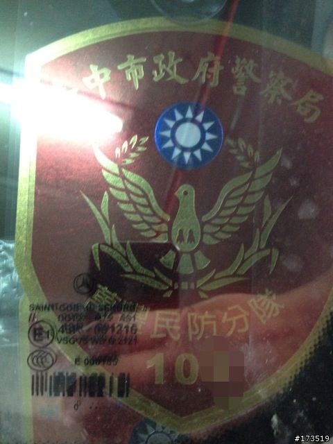 這輛bens的車主是在執行公務還是霸佔殘障車位呢？