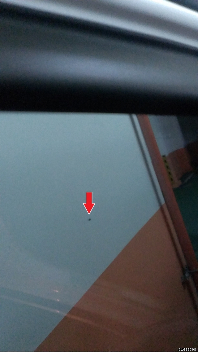 New Mondeo 2013 業代送的隔熱紙漏光跟未貼平，隔熱紙店家說這樣是正常的 想請教同型車主，謝謝