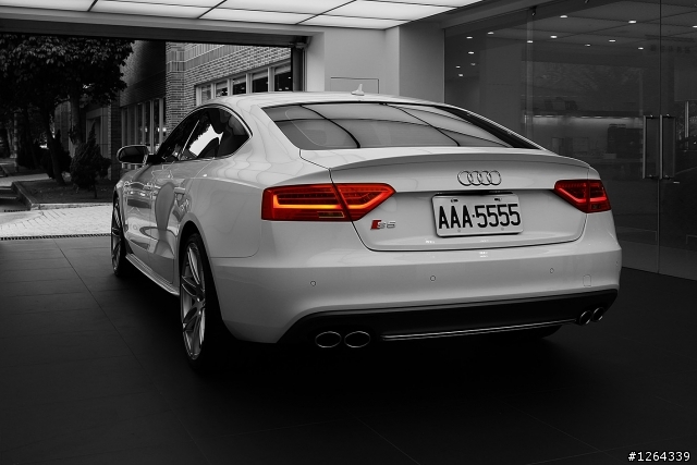 2013 Audi S5 關箱後又連續開、關箱(補圖)！