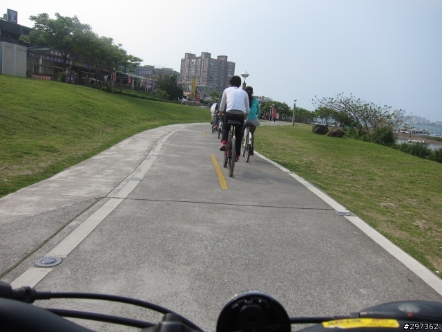 八里輕鬆騎車半日遊 請推薦好吃的