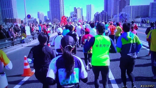 2013東京馬拉松 穿 光橋夜跑 的男跑友 請自取NHK影片