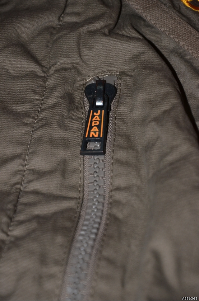 [問題]可以幫忙看看這是真的還是假的嗎?!(superdry)