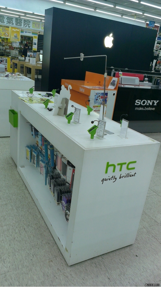 週六看了一下htc專櫃.....太慘了