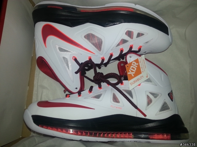 今天一早在公司踢到 Lebron X "home"  的箱子
