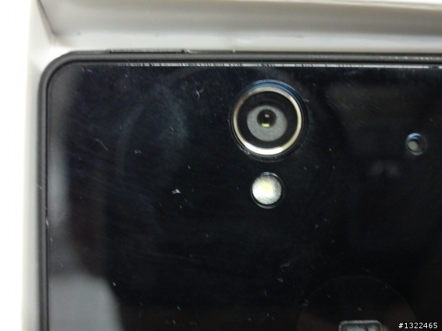 XPERIA Z前鏡頭與後鏡頭的位置 是否在正中間?  在下的鏡頭位置偏上方 這是正常的麼?