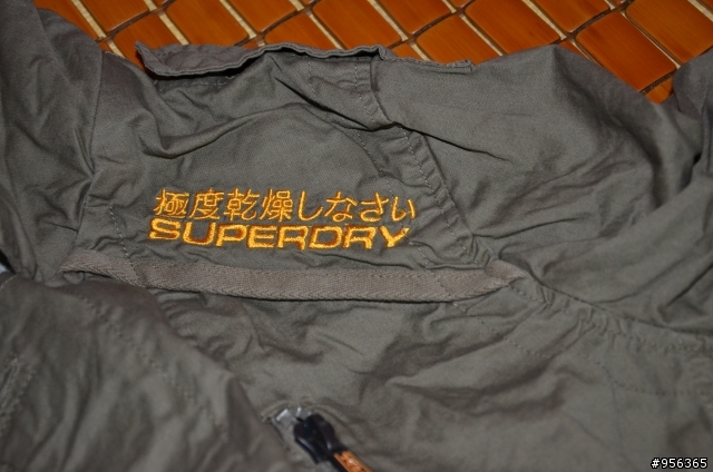[問題]可以幫忙看看這是真的還是假的嗎?!(superdry)