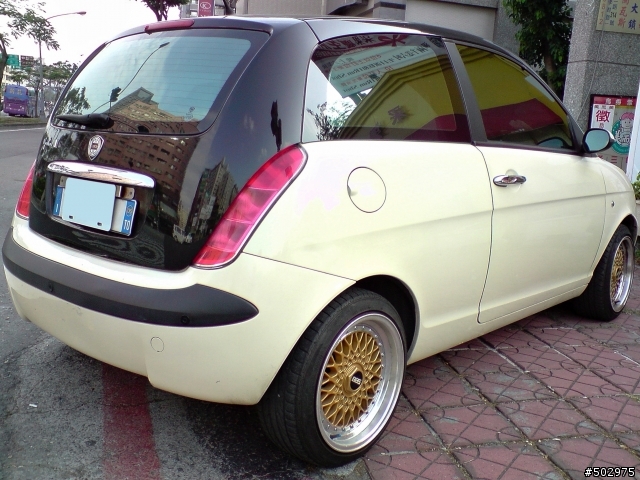 迷人的小車Lancia Ypsilon