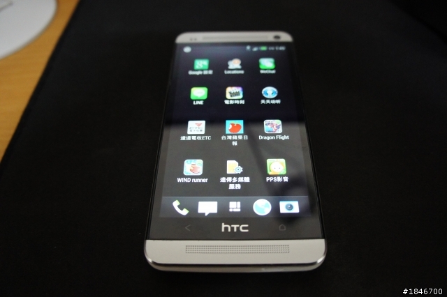 請問 HTCONE 關於 HONE鑑 根返回鑑的發燈亮 這樣算正常嗎 時有時無