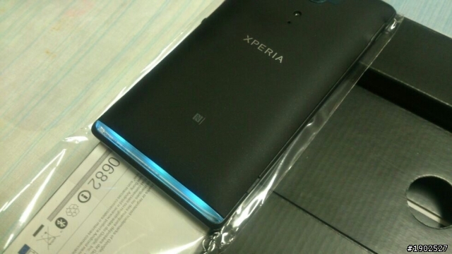 衝動敗了..黑色XPERIA SP給老媽~