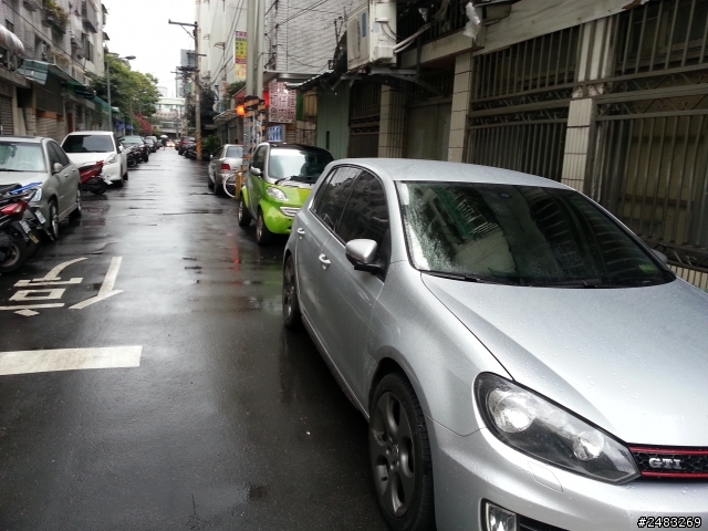小狗停路邊被撞了~~