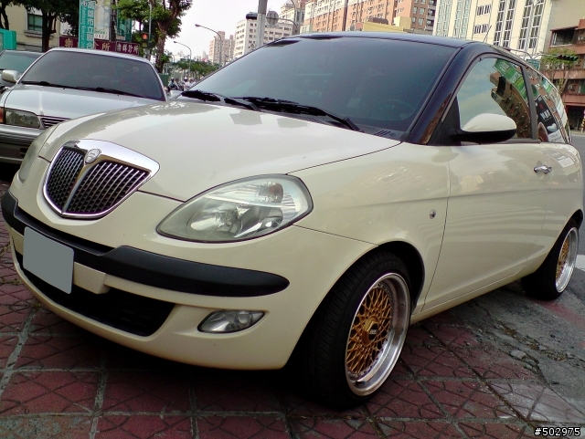 迷人的小車Lancia Ypsilon