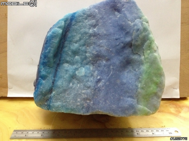無意間到手的石頭，前輩可以幫忙指點一下是否為寶石類嗎?