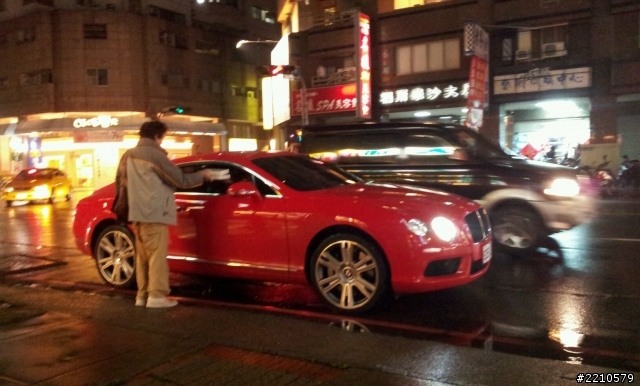 豪車在淋雨