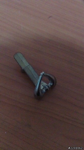 燈罩旁的卡榫螺絲斷掉了