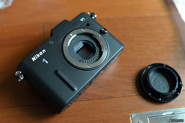 [開箱] 不是鐵桿粉絲還真買不下手的EVIL: Nikon V1