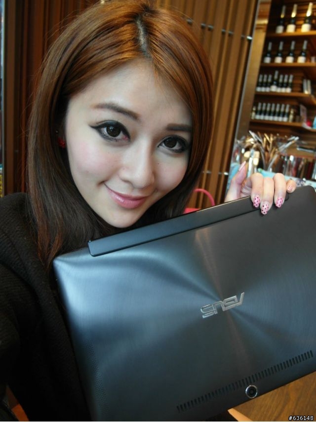 正妹教你用Windows 8 !! 傳統桌面 加映 ASUS變形筆電客串篇