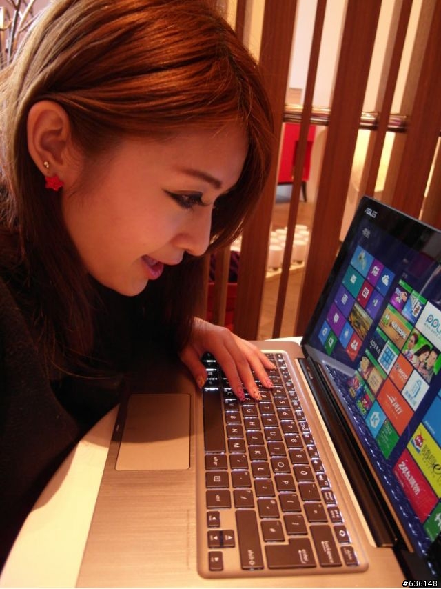 正妹教你用Windows 8 !! 傳統桌面 加映 ASUS變形筆電客串篇