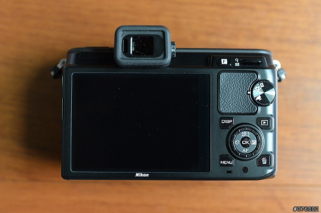 [開箱] 不是鐵桿粉絲還真買不下手的EVIL: Nikon V1