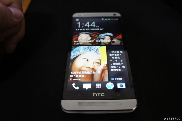 請問 HTCONE 關於 HONE鑑 根返回鑑的發燈亮 這樣算正常嗎 時有時無