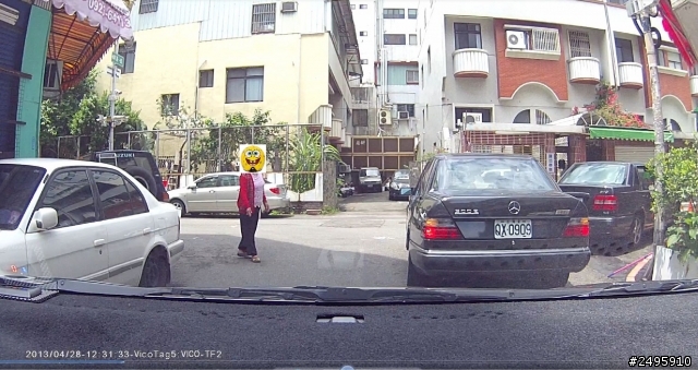 阿婆 你朋友停車停這麼誇張還好意思說路很寬?
