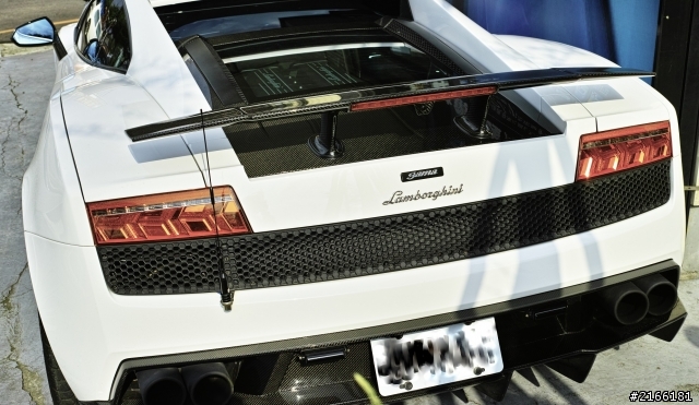 我家路邊停著一台 Lamborghini  LP 570-4  哪個鄰居發了? 快招來 嘿嘿! 借開一下~~