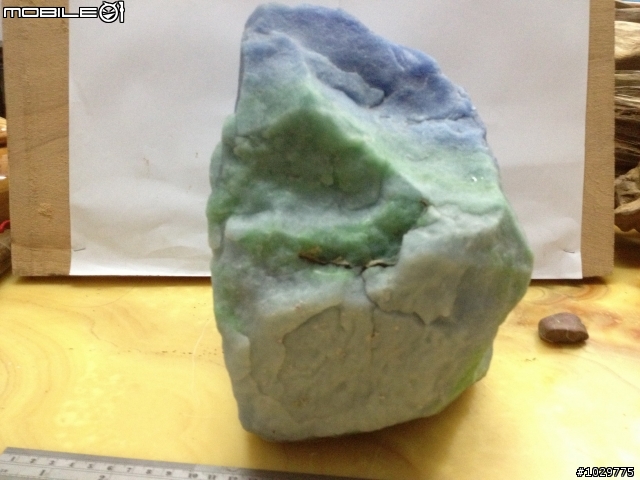 無意間到手的石頭，前輩可以幫忙指點一下是否為寶石類嗎?