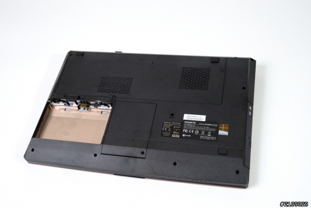 [開箱]取代桌機的筆電高CP值電競筆電-Gigabyte P2742G