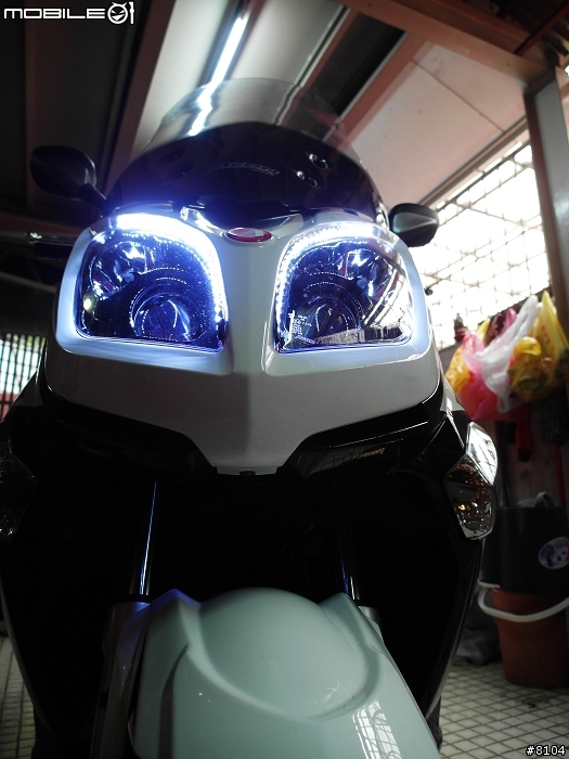 [AEON] 白色ELITE 300I雨中小貨卡到貨開箱 不拆殼燈眉DIY加上KOSO防水電壓表