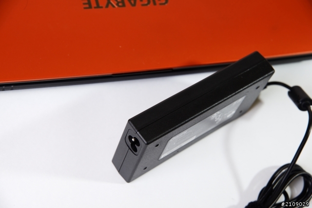 [開箱]取代桌機的筆電高CP值電競筆電-Gigabyte P2742G