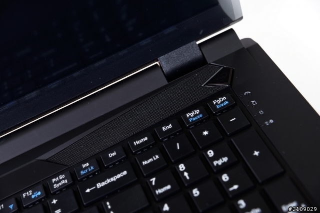 [開箱]取代桌機的筆電高CP值電競筆電-Gigabyte P2742G