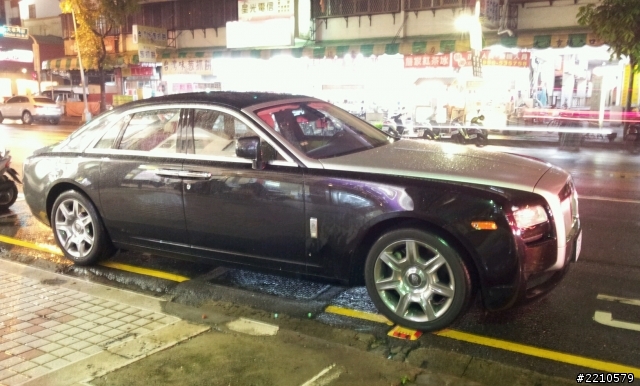 豪車在淋雨